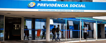 Benefícios do INSS têm reajuste de 4,77% em 2025