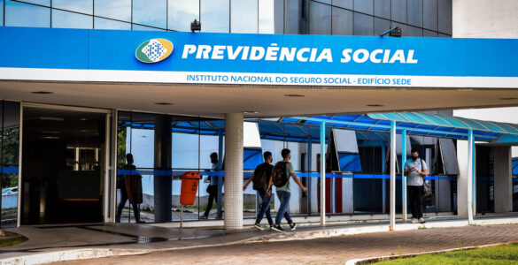 Benefícios do INSS têm reajuste de 4,77% em 2025