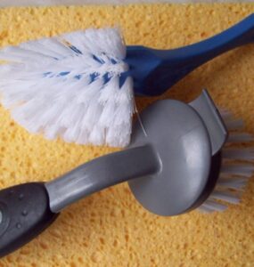 Manutenção preventiva com escovas ameniza desgaste em equipamentos pesados