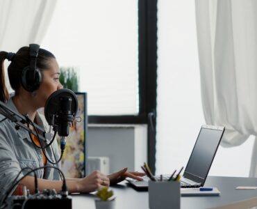 Criadores formalizados faturam o dobro, revela Hotmart