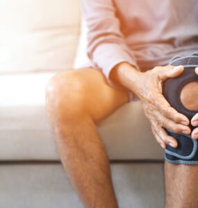 Dor no joelho é condição comum entre adultos brasileiros