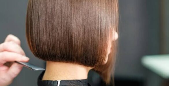 Cabelereira explica técnica para corte chanel alinhado