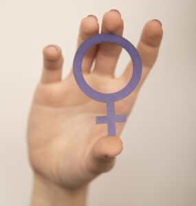 Mulheres ficam fora do mercado por cuidados não remunerados