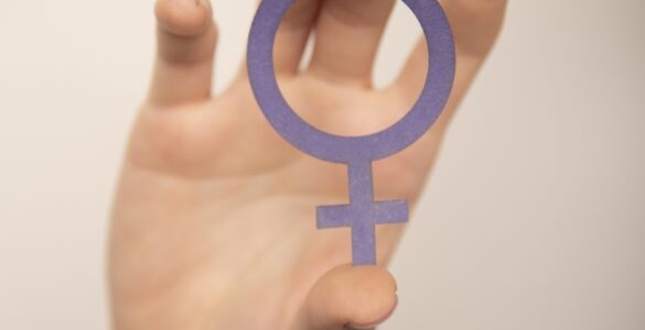 Mulheres ficam fora do mercado por cuidados não remunerados