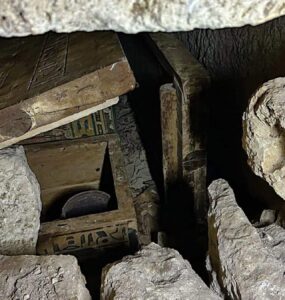 Túmulo de sacerdotisa egípcia é encontrado por arqueólogos