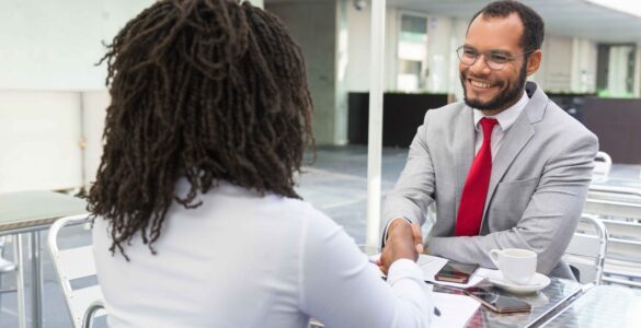 Primeiros minutos da entrevista podem definir contratação, apontam especialistas