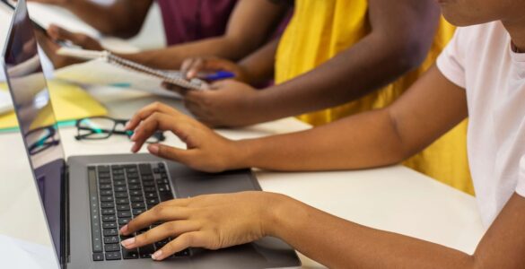 União academia-mercado reduz déficit de profissionais