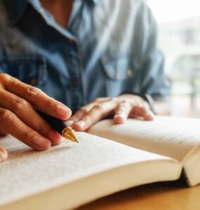 Médico mostra em livro de crônicas que ouvir também é cuidar