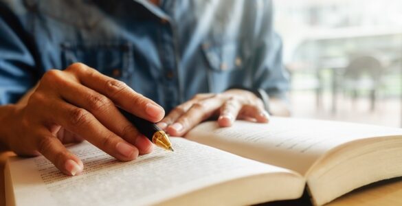 Médico mostra em livro de crônicas que ouvir também é cuidar