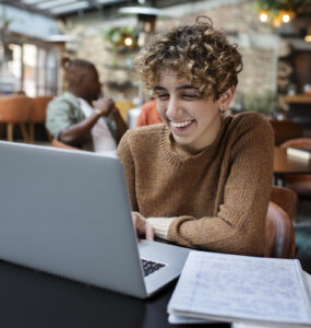Nova campanha Yázigi mostra como o inglês abre oportunidades