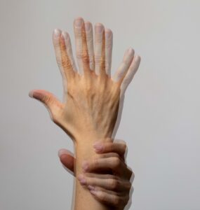 Neurocirurgião explica como diferenciar Parkinson e Tremor
