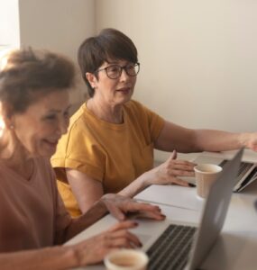 Ação reúne vagas de emprego para mulheres acima de 50 anos