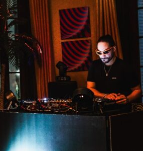 Desfile de Walério Araújo tem trilha de DJ Fábio Lopes