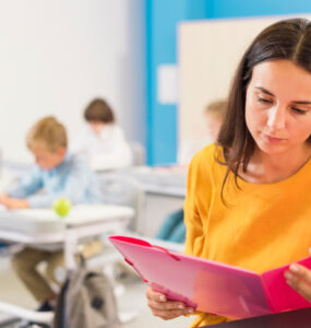 Mulheres predominam nas escolas, mas desafios persistem