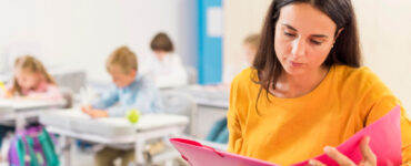 Mulheres predominam nas escolas, mas desafios persistem