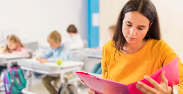 Mulheres predominam nas escolas, mas desafios persistem