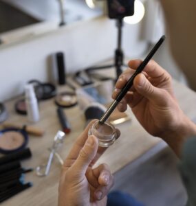 Maquiagem influencia imagem profissional e pode impactar no ambiente de trabalho