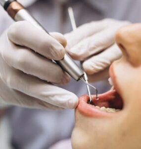 Em BH, escola para dentistas acompanha tendência de mercado