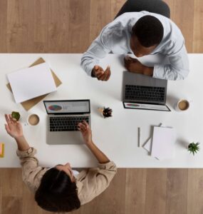 Flexibilidade e tecnologia renovam escritórios modernos