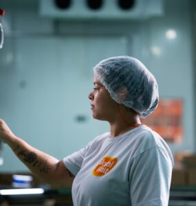 Mulheres ganham espaço na indústria, mas desafios persistem