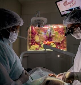 Implantes dentários sem cortes permite reabilitação rápida