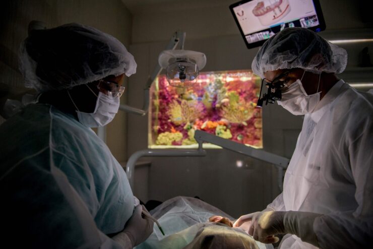 Implantes dentários sem cortes permite reabilitação rápida