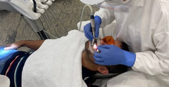 Tecnologia permite clareamento dental com facetas em um dia