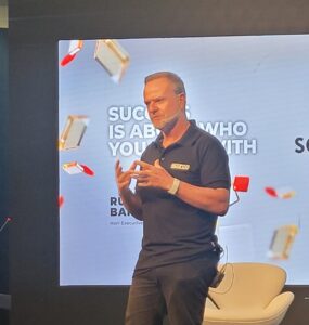 Barrichello lança coleção de roupas com sua assinatura