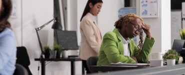 Burnout afeta mais mulheres e expõe sobrecarga invisível