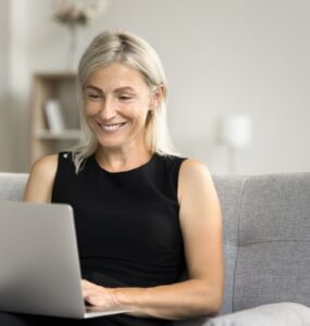 Aprendizagem contínua favorece reinserção de profissionais 50+ no mercado