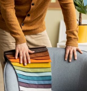 Tipos de tecidos podem ajudar a evitar manchas no sofá