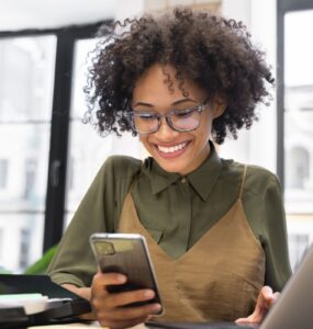 Celular cresce como fonte de renda entre brasileiros em 2025