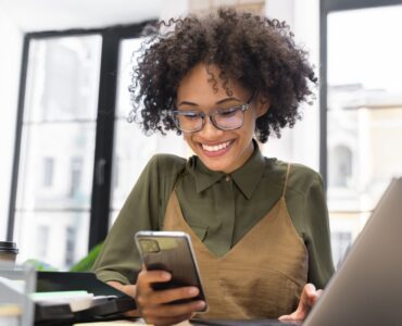 Celular cresce como fonte de renda entre brasileiros em 2025