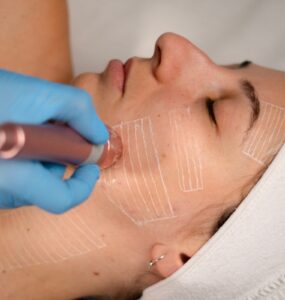 Rejuvenescimento facial movimenta setor estético no Brasil