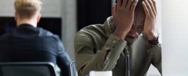 Nova NR-1 expõe o peso do ambiente de trabalho no adoecimento mental