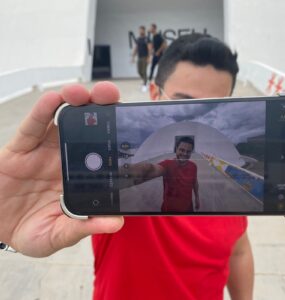 Influenciador de viagens transforma vlogs em experiências