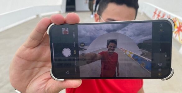 Influenciador de viagens transforma vlogs em experiências