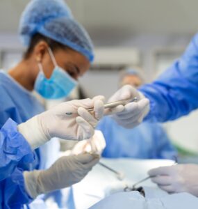 Brasil importa maioria dos insumos cirúrgicos dos EUA
