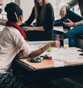 Europa atrai estudantes latino-americanos após restrições dos EUA