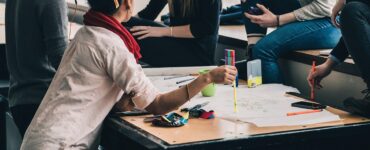 Europa atrai estudantes latino-americanos após restrições dos EUA