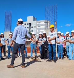 Alunos visitam obra do Residencial Central Park, em Curvelo