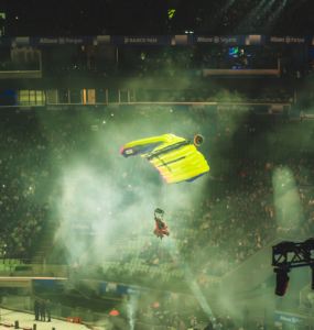 Flávio Jordão realiza pouso de wingsuit dentro do Allianz Parque