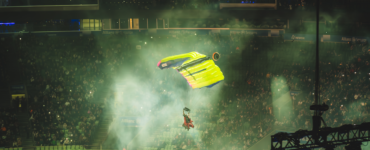 Flávio Jordão realiza pouso de wingsuit dentro do Allianz Parque
