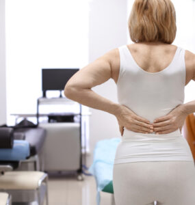 Escoliose degenerativa pode atingir mulheres após menopausa
