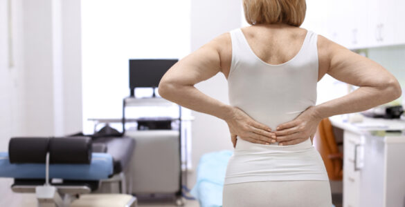 Escoliose degenerativa pode atingir mulheres após menopausa