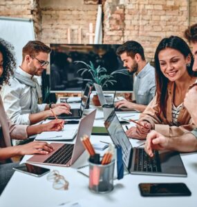 Smart workspaces otimizam tarefas e colaboração corporativa
