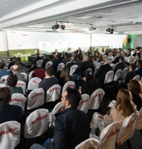 Brasil precisa reindustrializar, alerta professor da FGV