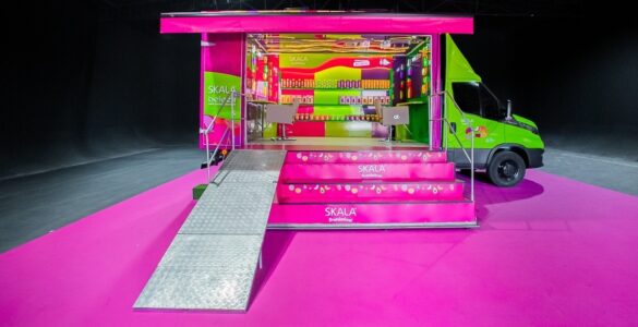 Skala promove ação itinerante com salão móvel em 12 cidades