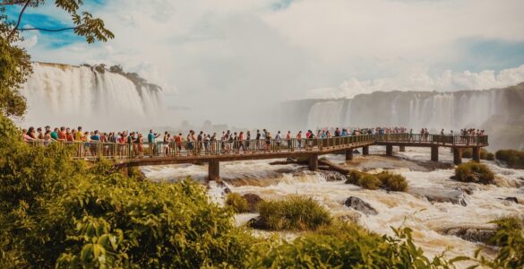 No Sul do Brasil, Foz do Iguaçu atrai turistas durante todo o ano