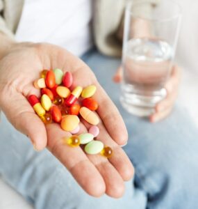 Médicos alertam: vitaminas em excesso causam riscos à saúde